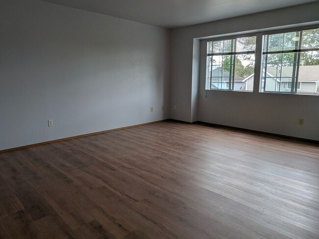 Building Photo - West of Lake Meridian, Easy Commute & Clos...