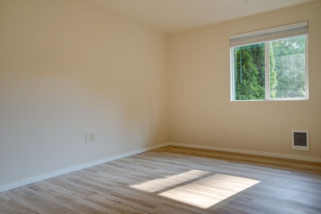 Building Photo - Kent Green River Estates Condo
