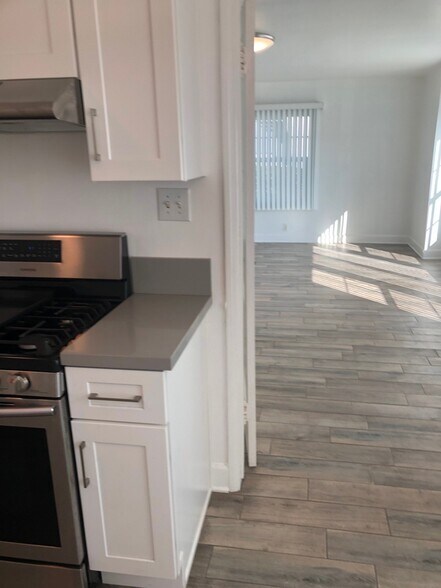 Building Photo - 5707 San Vicente Blvd