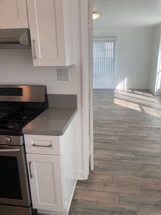 Building Photo - 5707 San Vicente Blvd