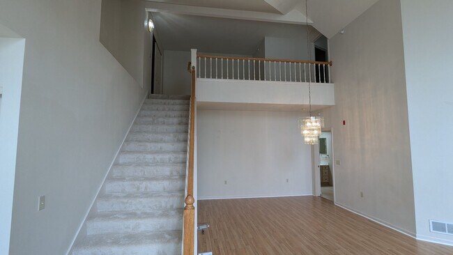 Building Photo - Easy New Berlin Living