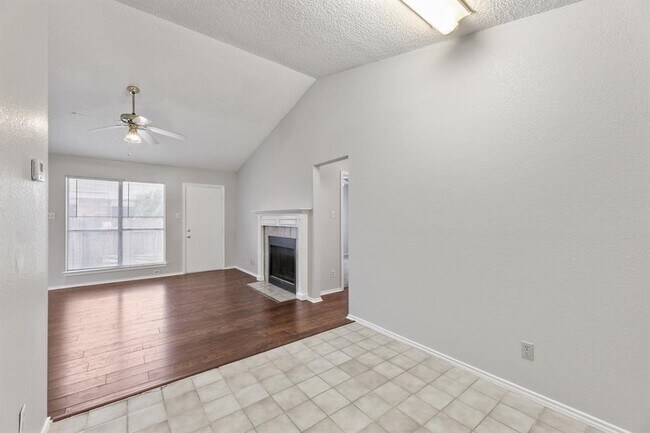 Building Photo - 6002 Parkwood Dr