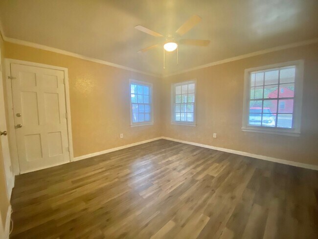 Building Photo - 3 Bed 2 Bath Home Now Available!