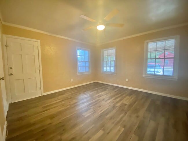 Building Photo - 4 Bed 2 Bath Home Now Available!