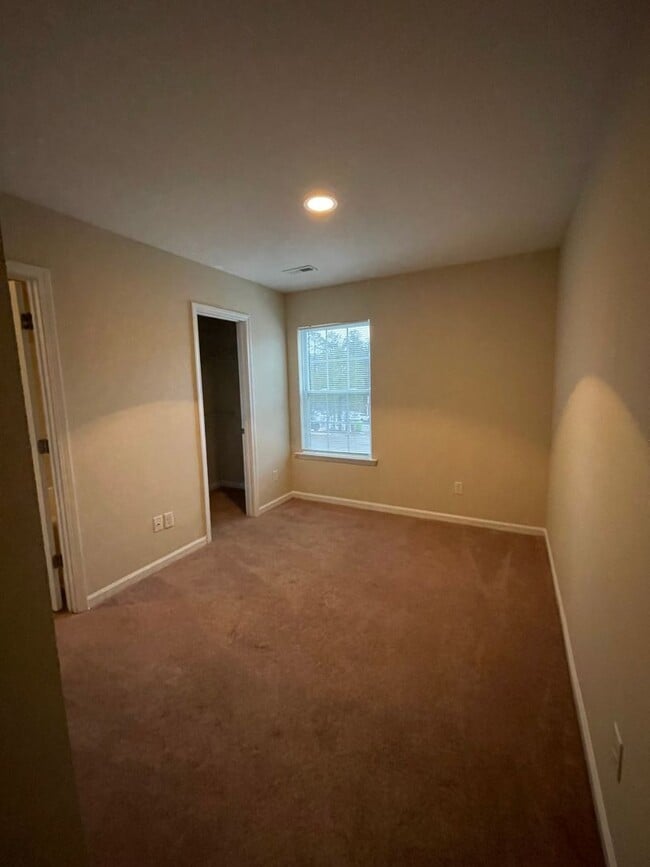 Building Photo - 3 bedroom townhome