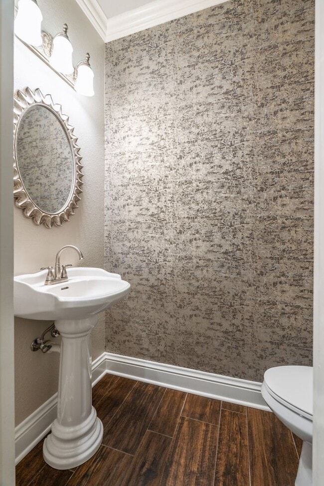Building Photo - Luxury Living