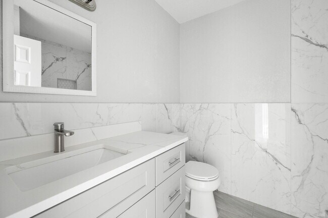 Building Photo - 233 7th Ct