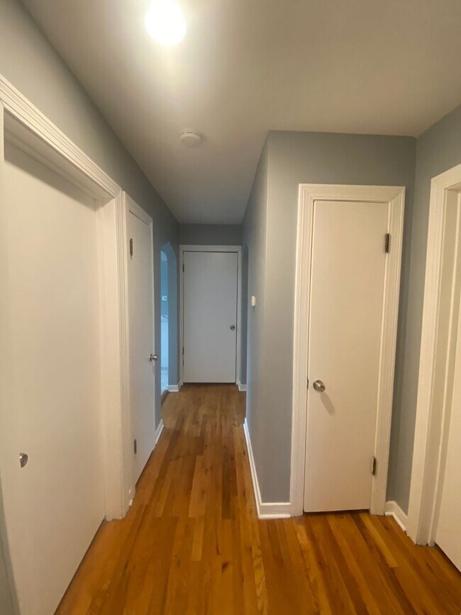 Building Photo - HOUSE FOR RENT IN LANSING !!