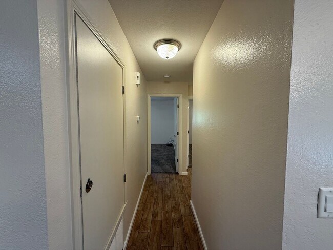 Building Photo - Single story 3 bedroom with attached Garage!