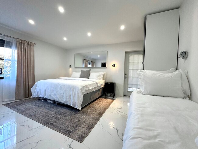 Building Photo - 5700 Saddlebrook Way