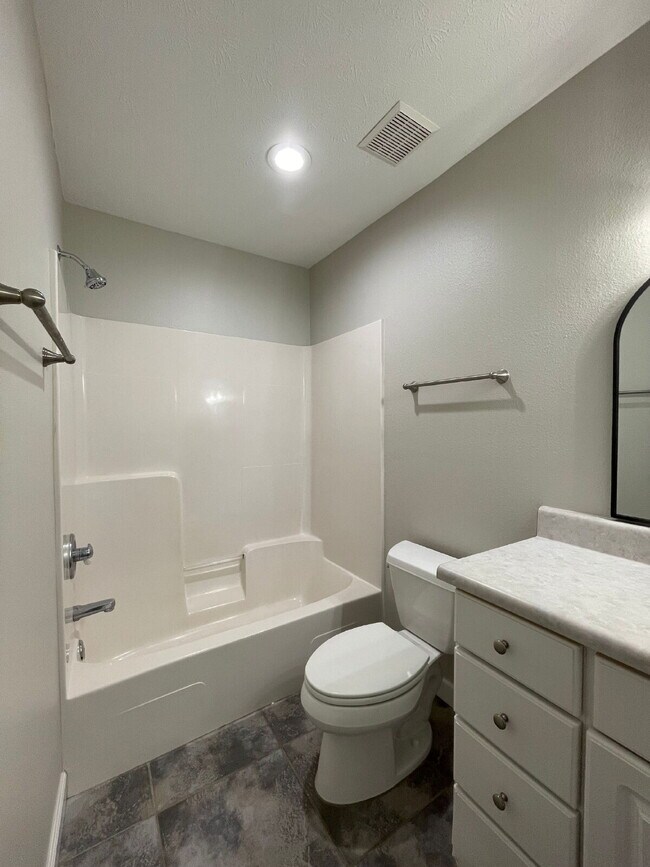 Building Photo - "Charming 3-Bedroom Retreat with 2 Baths i...