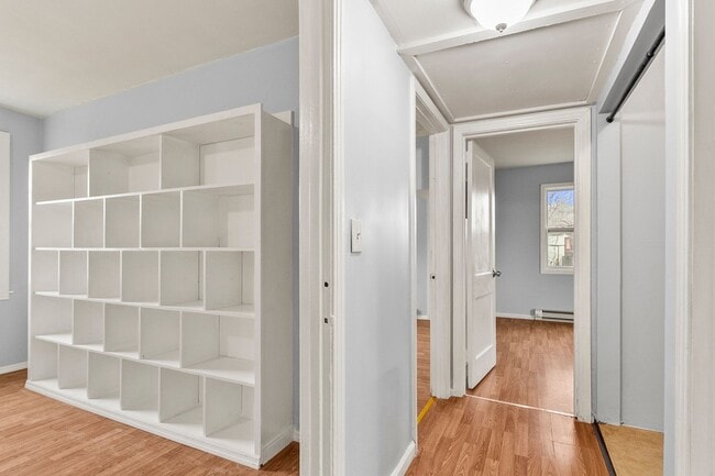 Building Photo - Charming Circlewood Cottage Available NOW!