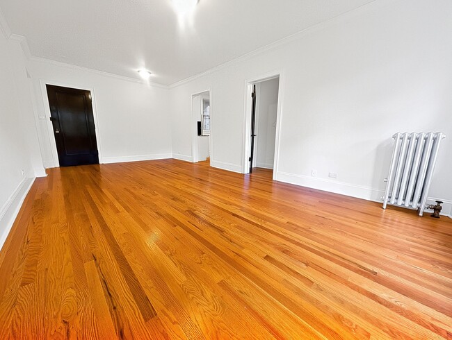 Building Photo - Bright and Sunny Updated 3-bed/1-bath near Loyola