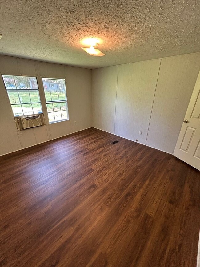 Building Photo - Bremen Home Available Now!