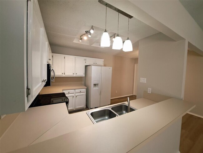 Building Photo - 840 Topaz Ln