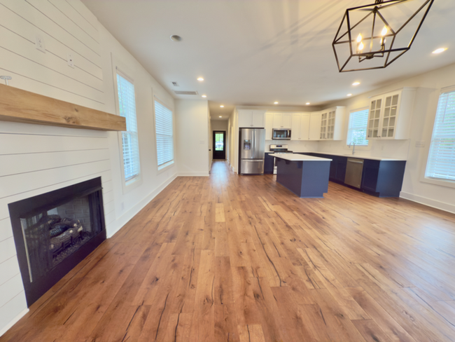 Building Photo - Beautiful 3 bed 3 bath WALKABLE to restaur...