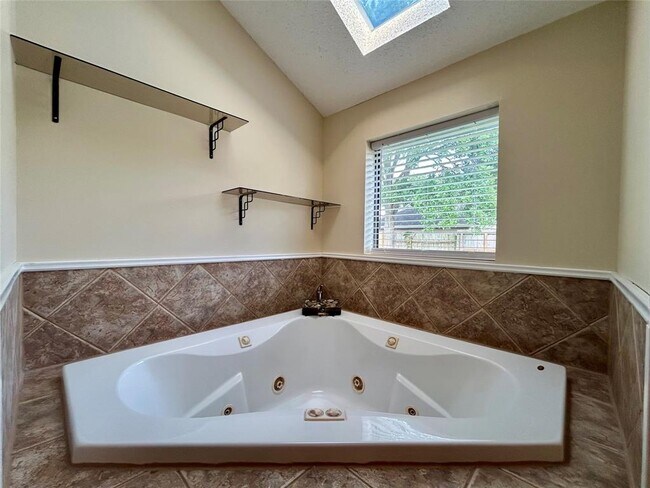 Building Photo - 2711 Laurel Creek Way