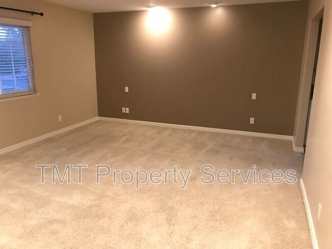 Building Photo - 485 Meadowbrook Dr