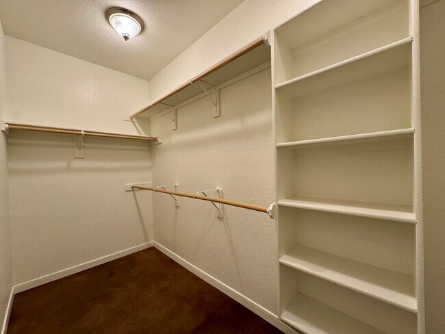 Building Photo - Savannah Court Luxury Townhomes *Leasing S...