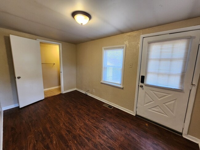 Building Photo - 3 Bedrooms, 1.5 Bath Brick Bungalow with Basement & Large Yard.  Close to UofL.