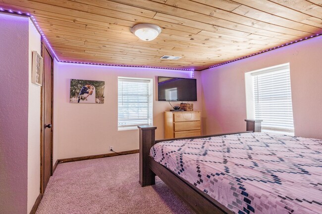 Building Photo - Private 3 bedroom, 1 bath with Large Fenced-in Backyard