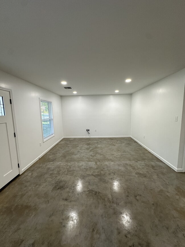 Building Photo - 126 S Refinery St