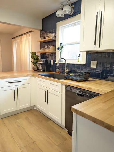 Building Photo - 10095 Lake Forest Way