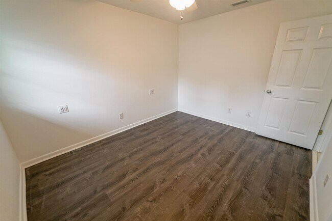 Building Photo - 251 S Villas Ct