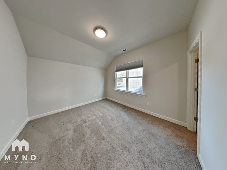 Building Photo - 279 Shadow Fls Dr