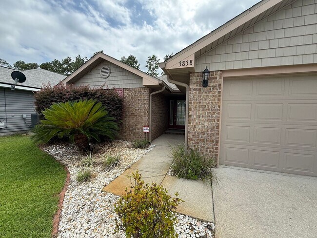 Building Photo - Pensacola - Weatherstone - 4 bedroom, 2 bathroom - w/ lawn care included