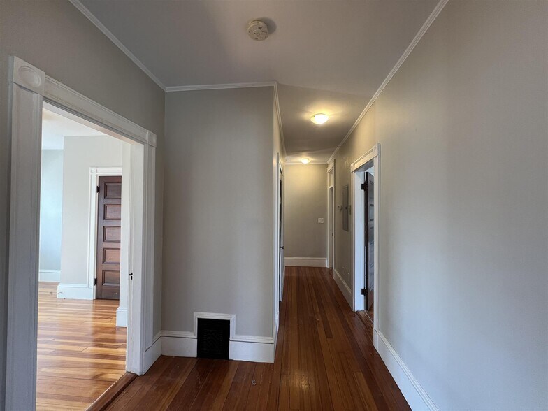 Building Photo - 107 Oxford St