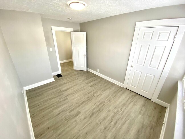 Building Photo - Newly Rehabbed Single Family in Dayton!: N...