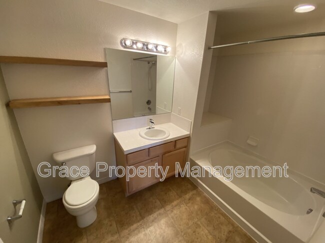 Building Photo - 804 Summer Hawk Dr