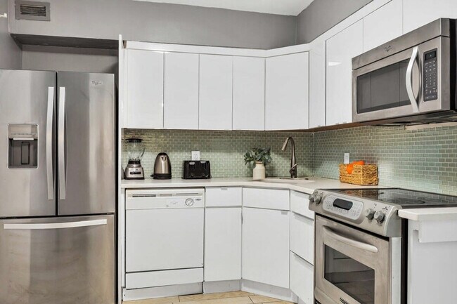 Building Photo - 5151 Collins Ave