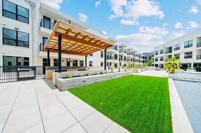 Building Photo - 1701 Simond Ave
