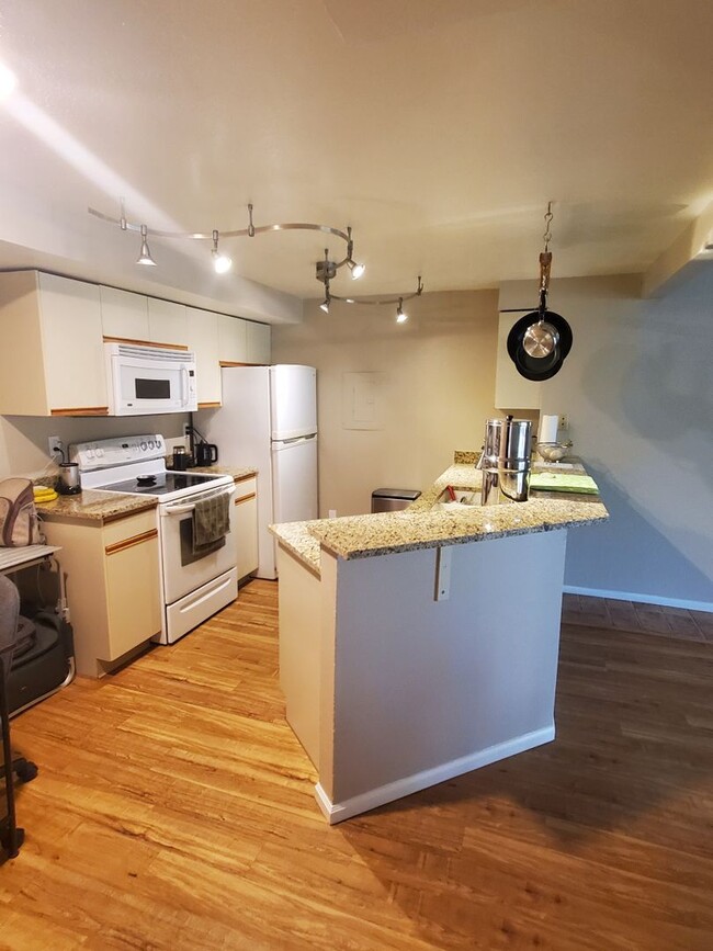 Building Photo - 2B/2B Updated Condo with Loft in the Seaso...