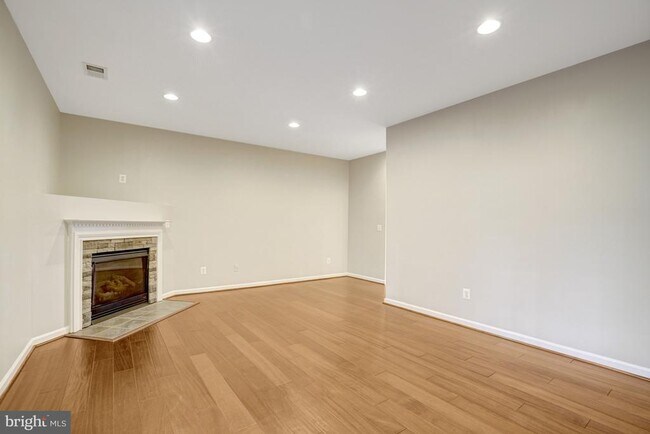 Building Photo - 6927 Rolling Creek Way