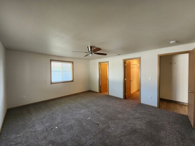 Building Photo - Updated 3 bed, 2 ba w/Oversized Covered Patio