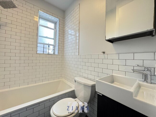Building Photo - 286 19th St