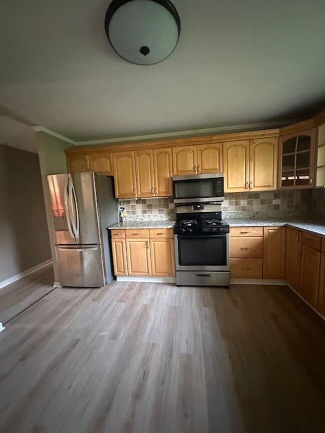 Building Photo - Spacious 3 bedroom 2 bathroom ranch.