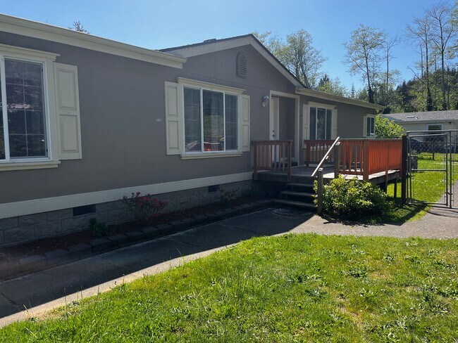 Building Photo - Spacious 3 bed/2bath in Town, Month-to-Month or long term lease.