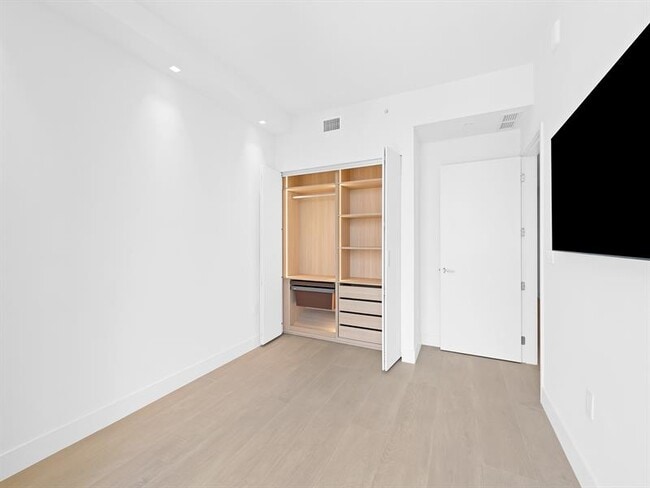 Building Photo - 700 NE 24th St