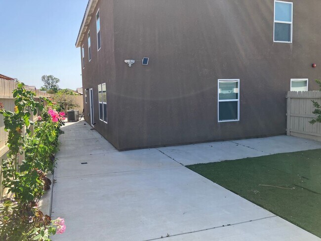Building Photo - 5 bedroom 3 1/2 bath house in gated commun...