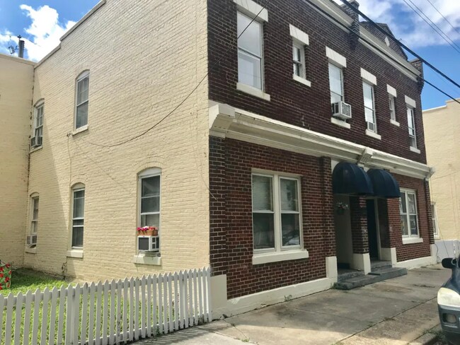 Building Photo - 1022 Maplewood Ave