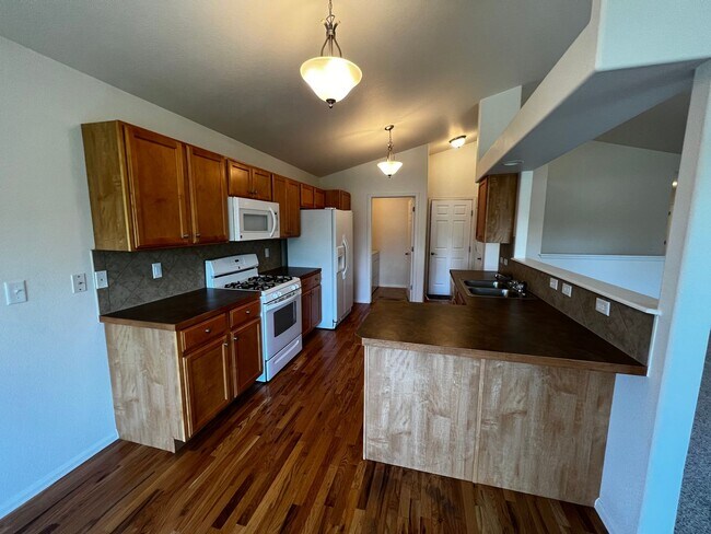 Building Photo - Charming 3 Bed, 2 Bath Home in Maple Hill