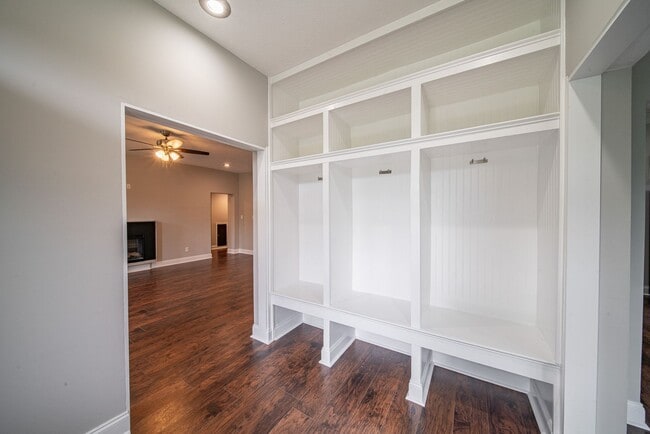 Building Photo - 4 bedroom/3 bath, 3711 sqft in Midtown!