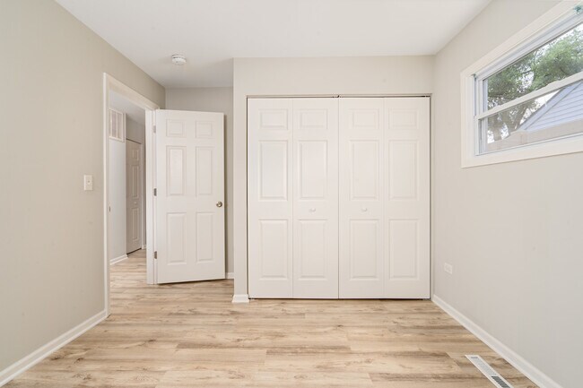 Building Photo - 6 E Briarwood Dr