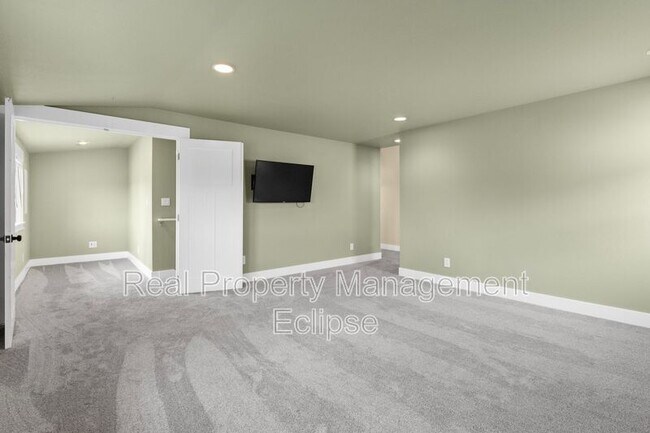 Building Photo - 26616 NE Valley St
