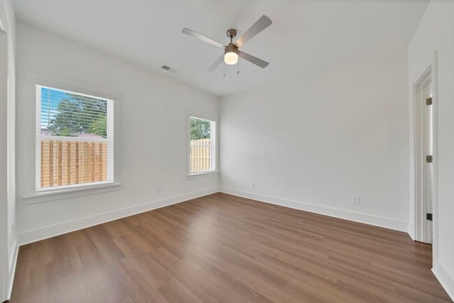 Building Photo - One Level Home with Garage and Fenced Backyard!