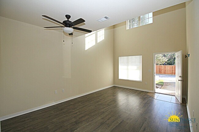 Building Photo - Beautiful 3 Bedroom Townhouse Near Hurlburt Field!
